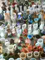 Un lot bibelôts, genre petits pôts avec anse, vases ou amphores avec inscriptions ou sans, plus de 200 pièces en grès, faïence, porcelaine, valeur d'achat supposée plus de 2000 Euros.