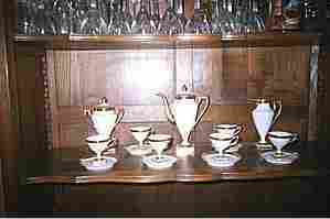 Service à café signé " manufacture impériale de Sèvres ", de style Empire, comprenant : Verseuse, crémier, sucrier, et 6 tasses + sous tasses, année d'achat 1928, état impecable.