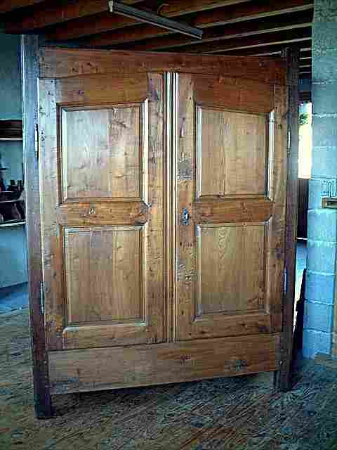 Armoire rustique campagnarde ancienne, en merisier, chêne et pin, 3 étagères et 2 tiroirs intérieur, trés belle qualité de bois.