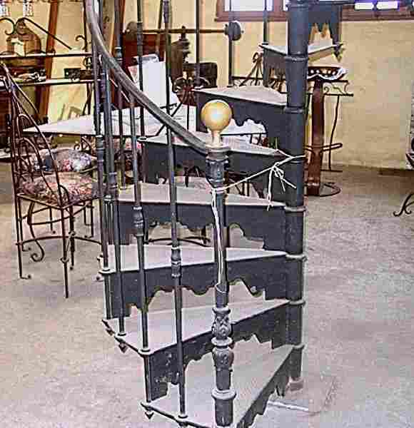 Escalier colimaçon époque 1930, en acier plomb et fonte. Trés belle pièce entièrement renové (par un ferronnier d'art).