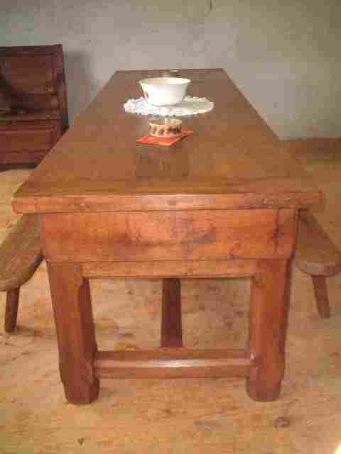 Table de ferme en chêne et ormeau, 5 pieds, 1 gros tiroir à chaque bout, épaisseur du plateau 5 cm, possiblité d'assise avec chaise.