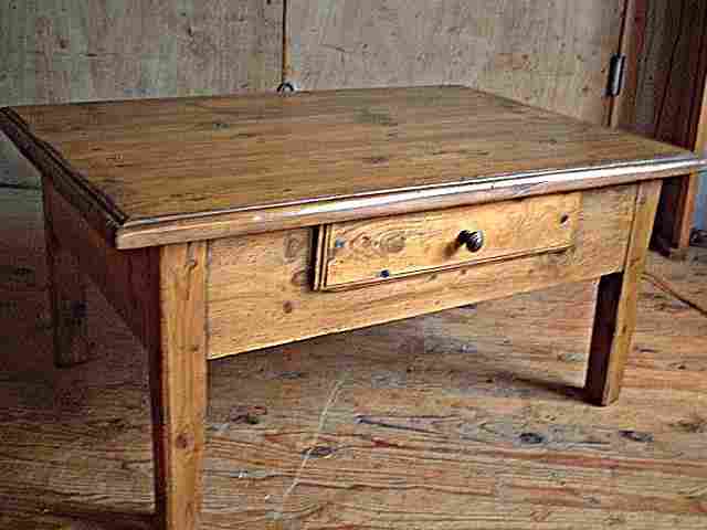 Table basse en pin ancienne et rustique, tiroir en façade, trés belle patine.