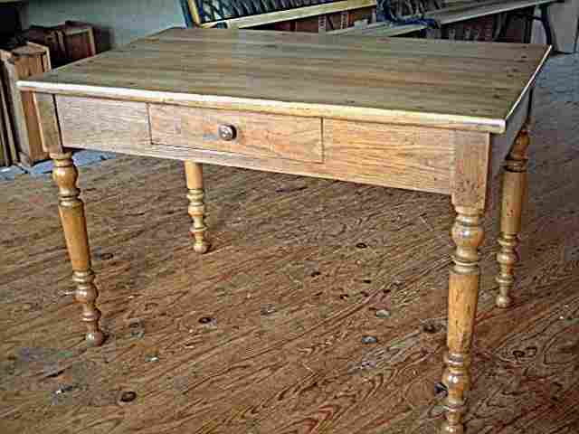 Table bureau pieds tournés en chene, gros tiroir en façade, rustique.