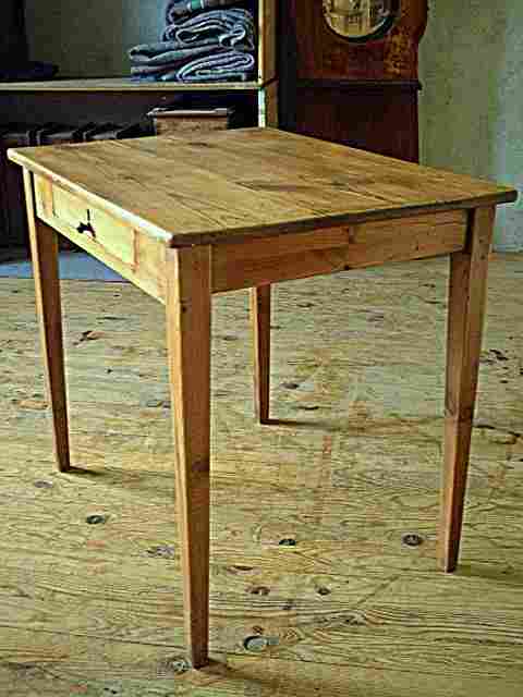 Table bureau en pin avec un tiroir en façade.