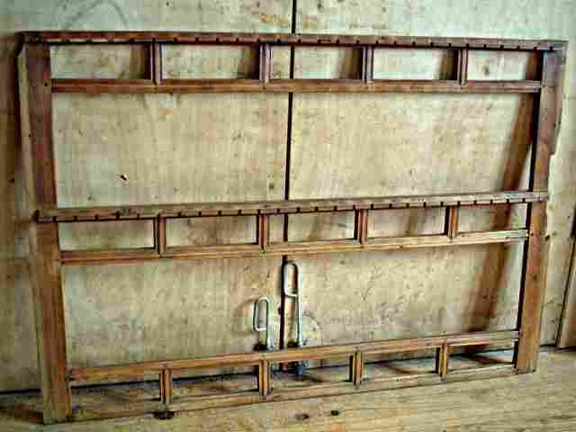 Façade de haut de vaisselier ancien en 2 éléments, en merisier avec support pour couverts.