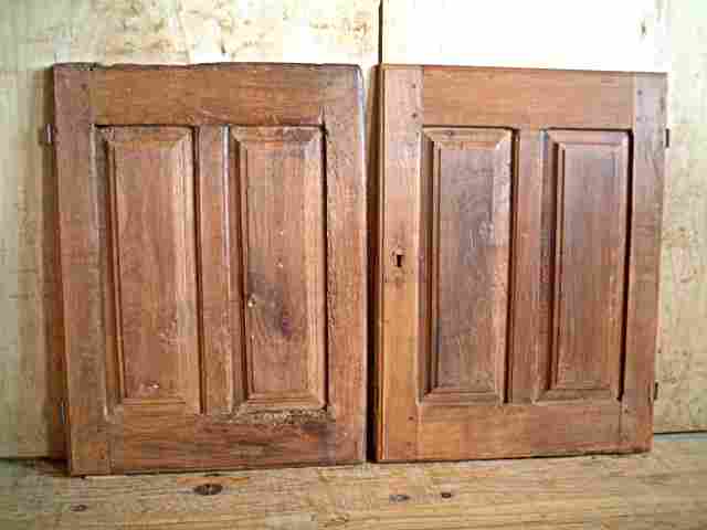 Une paire de portes de bahut bas Louis XIII ancienne en merisier.