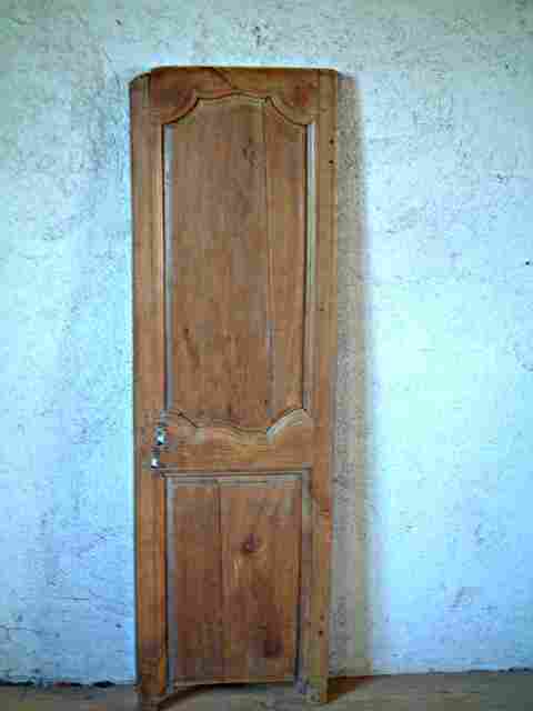 Une porte L XV en merisier moulurée, belle patine ancienne.