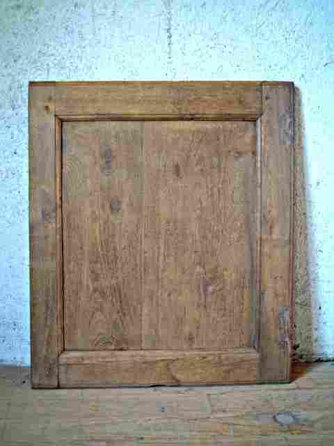 Une porte en chataignier simple, rustique, bois de belle qualité.