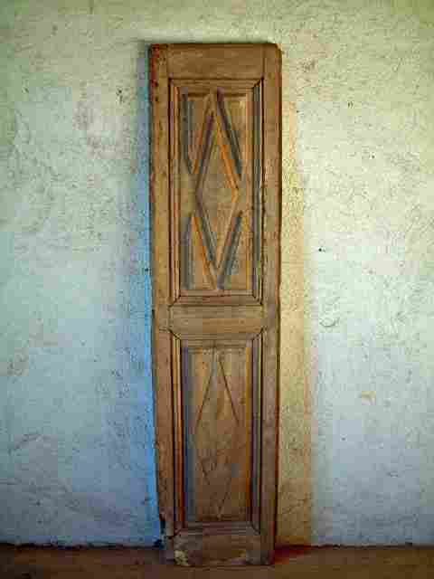 Une porte étroite en chêne louis 14, décors pointes de diament à restaurer.